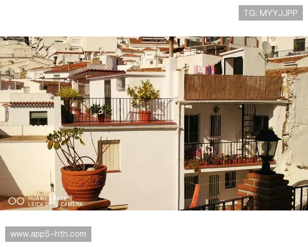 环意自行车赛经过小镇，居民阳台悬挂自制加油横幅