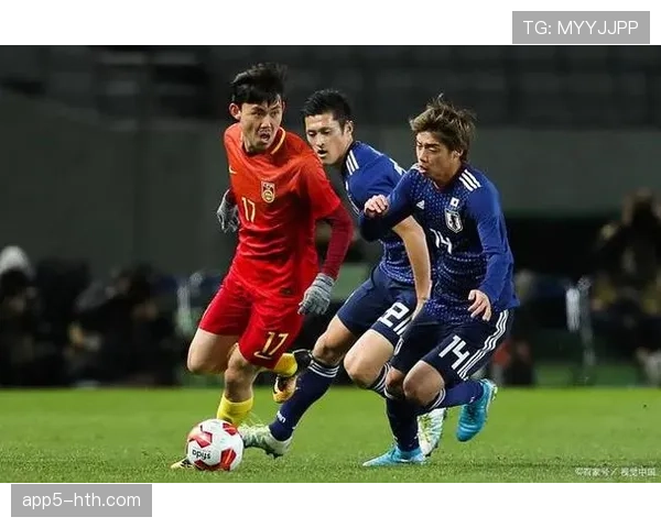 天气因素考量：大雨场地可能让技术流球队放弃复杂传控阵型，转向更直接打法